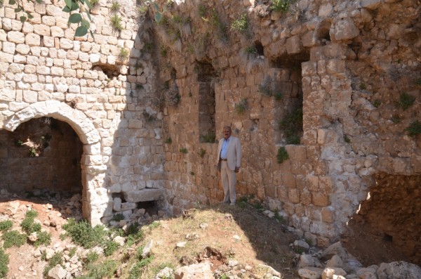 Define ararken tarihi manastır ve Hristiyan mezarlarını tahrip ettiler