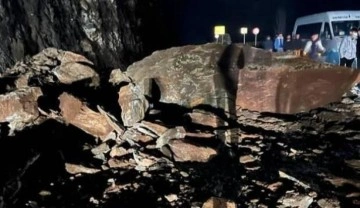 Dev kayalar yola düştü, araçlar mahsur kaldı