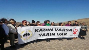 Diyarbakırlı kadınlardan erken 8 Mart kutlaması