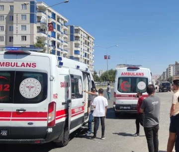 Durakta Bekleyen 2 Kişiye Araç Çarptı: Siirtli Ambulans Sürücüsü Hayat Kurtardı
