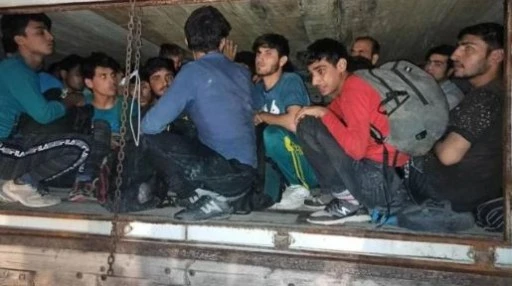 Durdurulan Ara&ccedil;ta 12 Ka&ccedil;ak G&ouml;&ccedil;men Yakalandı