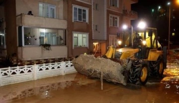 Edirne şiddetli yağışa teslim! Mahsur kalanlar kepçeyle kurtarıldı