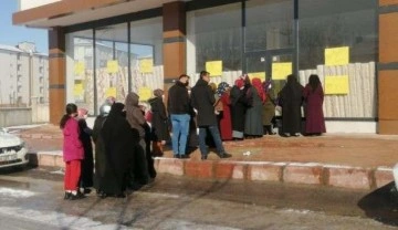 Elazığ'da bir işyeri halılarda indirim yaptı, -4 derece havaya rağmen izdiham yaşandı