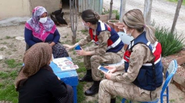 Elazığ'da jandarma KADES'i köy kadınlarına anlatıyor