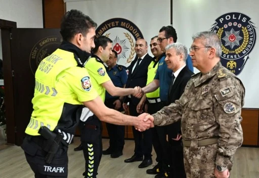 Emniyet M&uuml;d&uuml;r&uuml; Mehmet &Ouml;zdemir Personelle Bayramlaştı