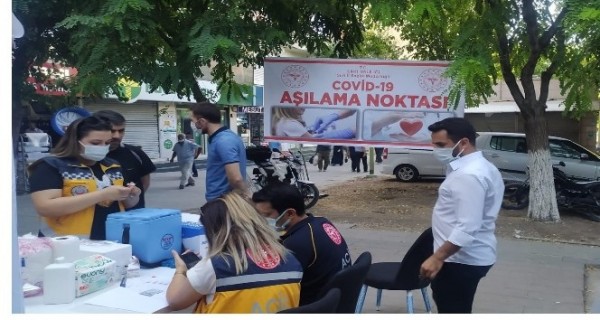 En fazla vaka artışı yaşanan Siirt'te aşı çadırları gece yarısına kadar hizmet verecek