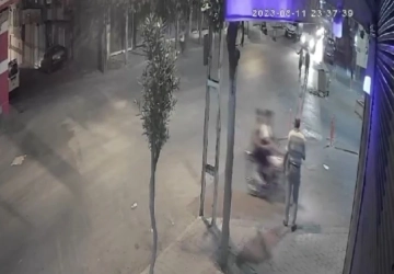 En işlek caddede motosikletli iki kişi telefonunu alıp kaçtı