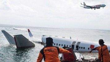 Endonezya&#039;da düşen uçağın kara kutuları tespit edildi