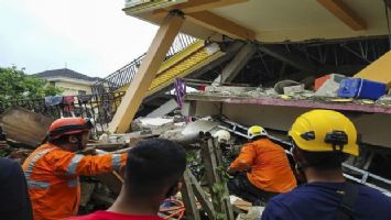Endonezya&#039;daki depremde ölü sayısı yükseliyor