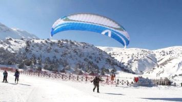 Ergan&#039;da kış manzaralı yamaç paraşütü