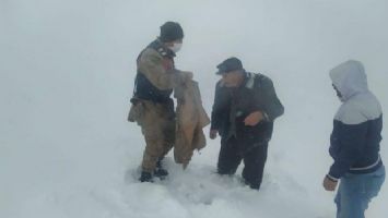 Erzincan İliç&#039;te donma tehlikesi Geçiren vatandaşı Jandarma kurtardı