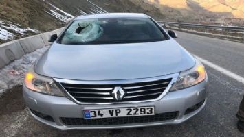 Erzincan Kemah&#039;da kaya parçası otomobile girdi: 1 yaralı