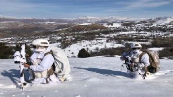 Erzincan Kemah&#039;ın karlı dağlarında Komando Marşı