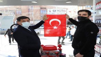 Erzincan&#039;da esnaflara Türk Bayrağı