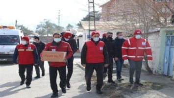 Erzincan&#039;da Türk Kızılayı gıda kolisi dağıttı