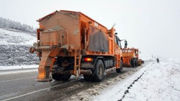 Erzincan&#039;da kar yağışı ulaşımda aksamalara neden oldu