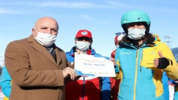 Erzurum&#039;da sağlık çalışanlarına kayak eğitimi
