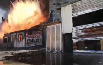 Fabrika yangını sırasında büyük bir gürültüyle patlama yaşandı