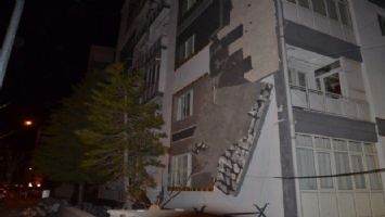 Konya&#039;da fırtına apartmanın dış cephe kaplamasını söktü