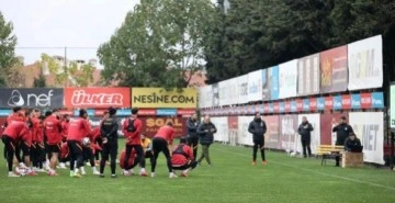 Galatasaray'da Muslera, Yedlin ve Luyindama takımla çalıştı