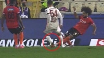Galatasaraylıları ayağa kaldıran pozisyon! Maçın hakemi yerden yere vuruldu