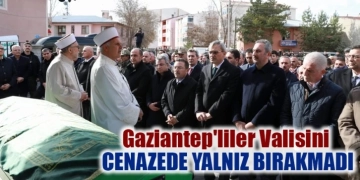 Gaziantep'liler Valisini cenazede yalnız bırakmadı