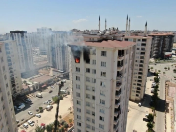 Gaziantep'te 15 katlı binada yangın paniği