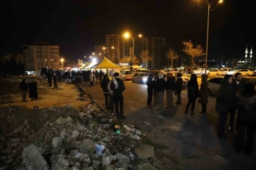 Gaziantep’te depremde hayatını kaybedenler için enkaz alanında Kuran-ı Kerim okutuldu