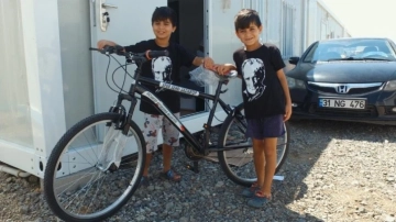 Gaziantep’te depremzede çocuklara bisiklet