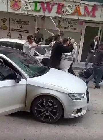 Gaziantep’te sokakta çıkan kavgada sandalyeler ve sopalar havada uçuştu