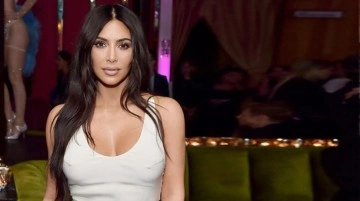 Gece sıcaktan bunalan Kim Kardashian soluğu havuzda aldı! Siyah bikinisi göz kamaştırıyor