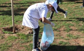 Gönüllüler çevre temizliğine dikkati çekmek için çöp topladı