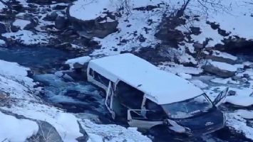 Hakkari&#039;de minibüs dereye uçtu: 5 yaralı