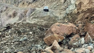 Heyelan Köy Yolunu Ulaşıma Kapattı