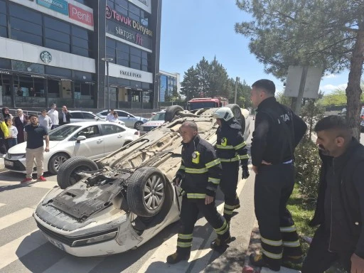 Siirt'te İki Otomobil &Ccedil;arpıştı: Ara&ccedil; Ters D&ouml;nd&uuml;