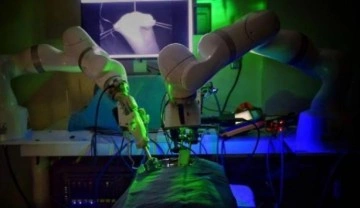 İlk kez bir robot insan yardımı olmadan ameliyat yaptı