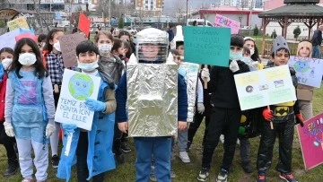 İlkokul öğrencileri geri dönüşüm kostümleriyle çevre temizliği yaptı