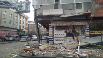 İstanbul&#039;da binanın balkonu çöktü!