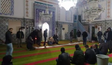 İstanbul'da camiler yolda mahsur kalanlar için açık tutuluyor