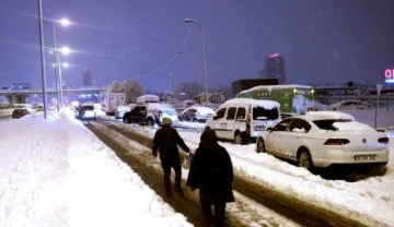 İstanbul'da yolda mahsur kalan 2016 kişi otel ve yurtlara yerleştirildi