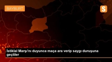 İstiklal Marşı'nı duyunca maça ara verip saygı duruşuna geçtiler