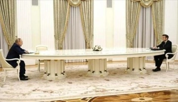 İtalyan ve İspanyol marangozlar Putin&rsquo;in '6 metrelik' masasını paylaşamadı