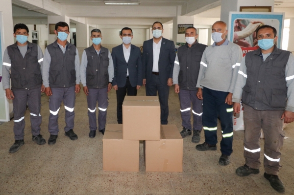 İzmir Bergama'da işçilere gıda yardımı