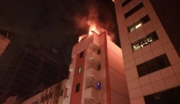 İzmir&rsquo;de 5 katlı otelde yangın paniği, müşteriler tahliye edildi