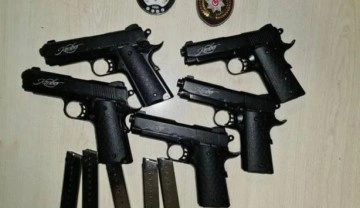 İzmir'de "dur" ihtarına uymayıp kaçan şüphelinin üzerinde 5 tabanca ele geçirildi