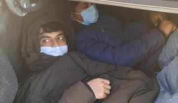 Kaçak göçmenler otomobilin bagajından çıktı
