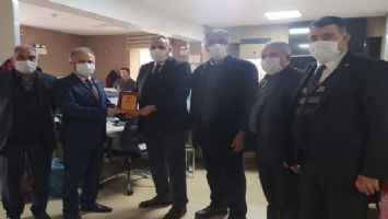 Kahramanmaraş&#039;ta muhtarlardan 112 Acil çalışanlarına plaket