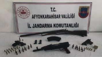 Kalaşnikof satmaya çalışırken yakalandılar