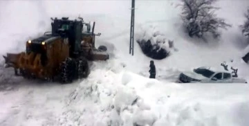 Kar yolları kapattı, ambulans, hasta ve işçiler kurtarıldı
