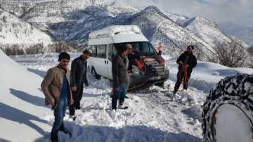 Karda mahsur kalan 6 kişi kurtarıldı